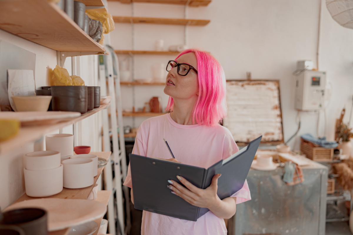 Jeune femme qui visite un local commercial